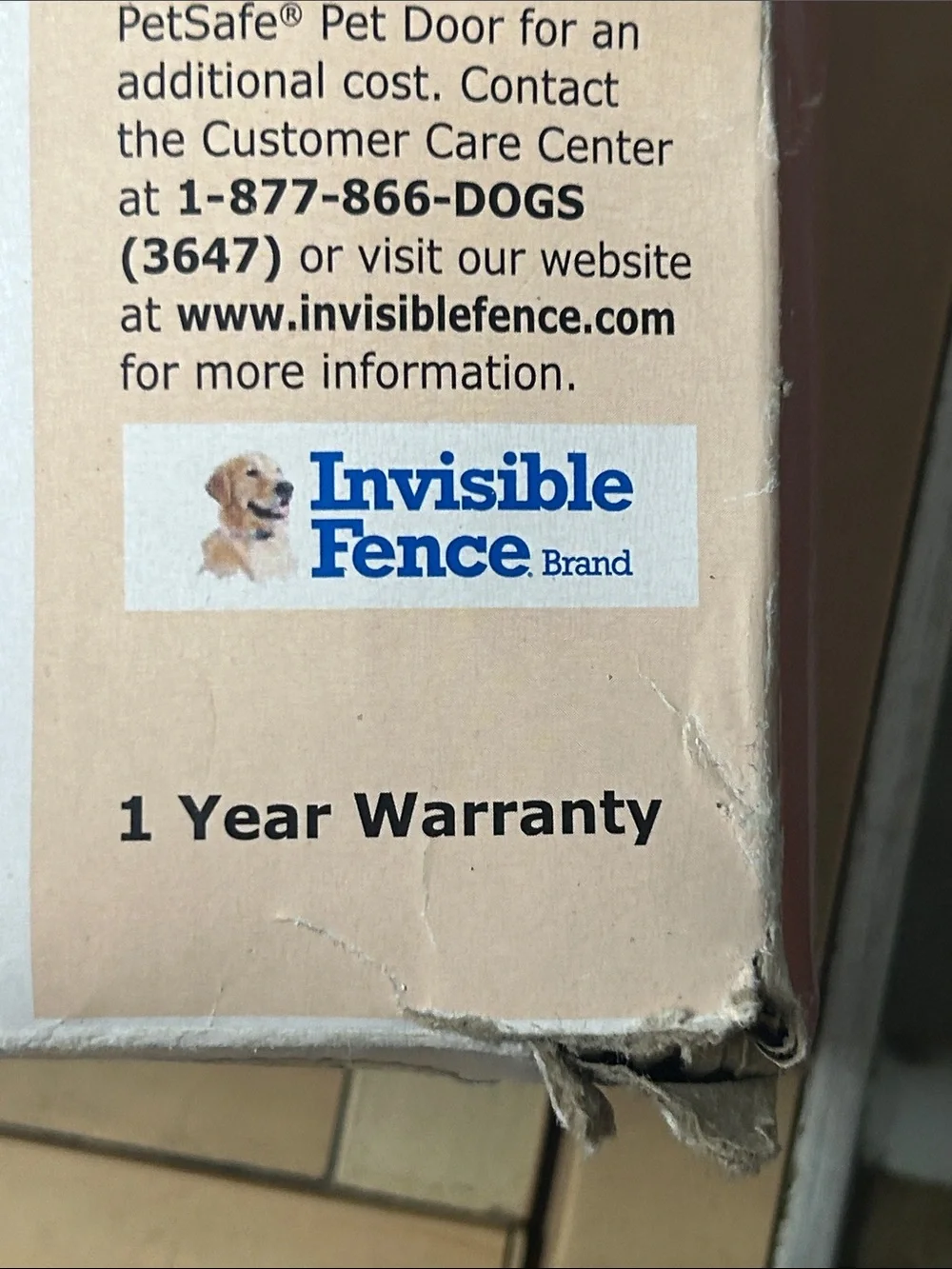 PetSafe Plastic Pet Door in White with Clear Flap - Medium; product new but box